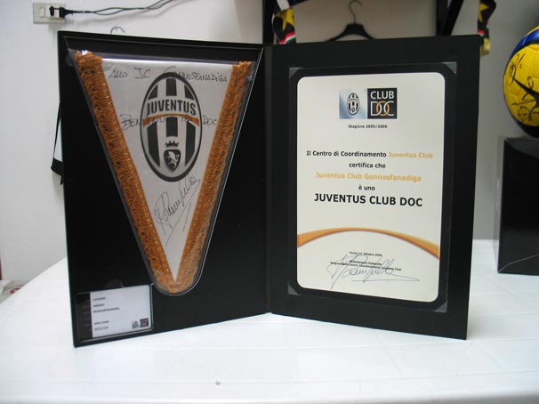 I gadget esclusivi dello Juventus DOC Alex Del Piero Attestato e  gagliardetto Juventus club DOC Immagine del gadget del Club